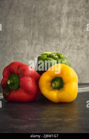 Paprika in drei Farben auf dem Brett Stockfoto