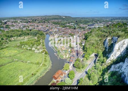 Lewes die Grafschaft East Sussex, England vom Fluss Ouse und dem Cuilfail Tunnel aus gesehen. Luftaufnahme. Stockfoto