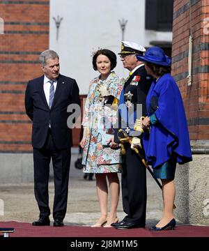 Stockholm, Schweden. 17.. Mai 2022. Stockholm, Schweden, 17. Mai 2022. Finnlands Präsident Sauli Niinisto, seine Frau Jenni Haukio, König Carl Gustaf und Königin Silvia in den königlichen Ställen in Stockholm, Schweden, 17. Mai 2022. Finnlands Präsident ist auf einem zweitägigen Staatsbesuch in Schweden Foto: Anders Wiklund/TT Code 10040 Quelle: TT News Agency/Alamy Live News Stockfoto