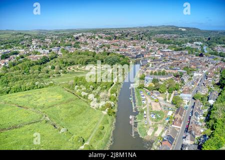 Luftaufnahme entlang des Flusses Ouse, als er in die Stadt Lewes in East Sussex in Südengland eindringt. Stockfoto