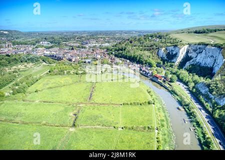 Die historische Stadt Lewes in East Sussex und der Fluss Ouse, der durch die Stadt und die South Downs fließt. Luftaufnahme. Stockfoto