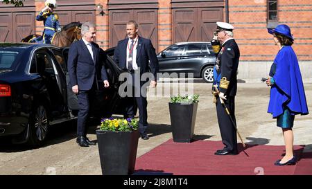 Stockholm, Schweden. 17.. Mai 2022. Stockholm, Schweden, 17. Mai 2022. Finnlands Präsident Sauli Niinisto und seine Frau Jenni Haukio werden am 17. Mai 2022 von König Carl Gustaf und Königin Silvia in den königlichen Ställen in Stockholm, Schweden, begrüßt. Finnlands Präsident ist auf einem zweitägigen Staatsbesuch in Schweden Foto: Anders Wiklund/TT Code 10040 Quelle: TT News Agency/Alamy Live News Stockfoto