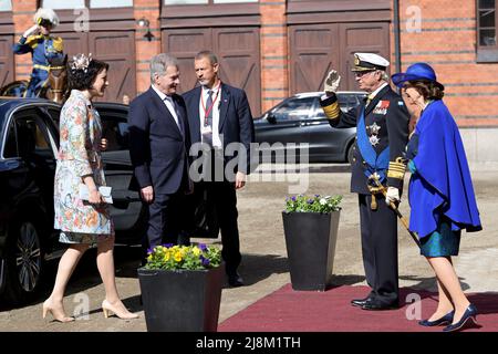 Stockholm, Schweden. 17.. Mai 2022. Stockholm, Schweden, 17. Mai 2022. Finnlands Präsident Sauli Niinisto und seine Frau Jenni Haukio werden am 17. Mai 2022 von König Carl Gustaf und Königin Silvia in den königlichen Ställen in Stockholm, Schweden, begrüßt. Finnlands Präsident ist auf einem zweitägigen Staatsbesuch in Schweden Foto: Anders Wiklund/TT Code 10040 Quelle: TT News Agency/Alamy Live News Stockfoto