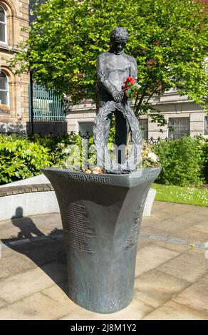 MV Derbyshire Memorial im Garten der Pfarrkirche Our Lady and Saint Nichola in Liverpool Stockfoto