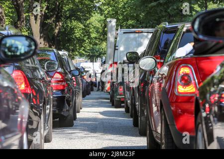 Das Auto steckt im Stau Stockfoto