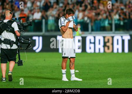 TURIN, ITALIEN, 16. MAI 2022. Paulo Dybala von Juventus FC begrüßt die Fans in Tränen, nachdem sein letztes Spiel im Juventus Stadium mit dem Juventus-Trikot während des Spiels zwischen Juventus FC und SS Lazio am 16. Mai 2022 im Allianz Stadium in Turin, Italien, gespielt wurde. Kredit: Massimiliano Ferraro/Medialys Images/Alamy Live Nachrichten Stockfoto