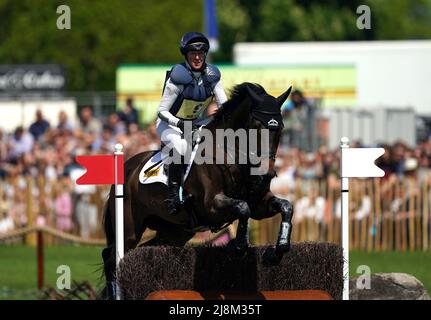 Datei-Foto vom 07-05-2022 von J L Dublin und Nicola Wilson, die während des Cross Country am vierten Tag der Badminton Horse Trials gegeneinander antreten. Nicola Wilson ist nach einem Sturz im Rahmen der Badminton Horse Trials weiterhin auf der Intensivstation, aber „komfortabel und gut gelaunt“ im Southmead Hospital in Bristol. Ausgabedatum: Dienstag, 17. Mai 2022. Stockfoto