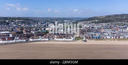 Editorial Swansea, Großbritannien - 14. Mai 2022: Drohnenansicht des Zentrums von Swansea City, Wales Großbritannien von der Swansea Bay aus. Flyer-ID und Bediener-ID sind auf verfügbar Stockfoto