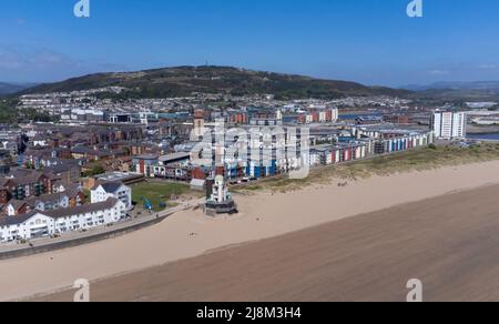 Editorial Swansea, Großbritannien - 14. Mai 2022: Drohnenansicht der Ostseite von Swansea City über der Swansea Bay. Flyer-ID und Bediener-ID auf Anfrage erhältlich Stockfoto