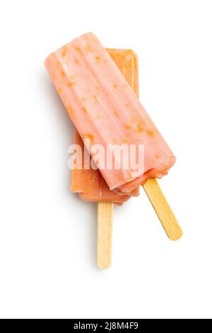 Fruchtiges Eis lolly. Süßer Popsicle isoliert auf weißem Hintergrund. Stockfoto