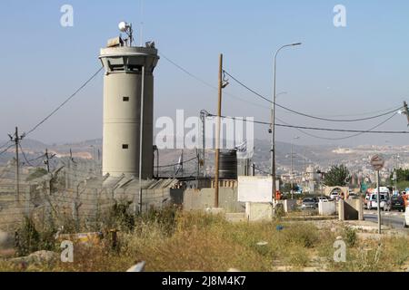18. Mai 2022, Nablus, Westbank, Palästina: Blick auf den Hawara-Checkpoint, der unter israelischer Kontrolle steht, nachdem ein Palästinenser versucht hatte, einen israelischen Soldaten am Checkpoint östlich der Stadt Nablus im besetzten Westjordanland zu erstechen. (Bild: © Nasser Ishtayeh/ZUMA Press Wire) Stockfoto