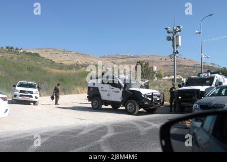 17. Mai 2022, Nablus, Westbank, Palästina: Israelische Soldaten sichern den Militärkontrollpunkt Hawara, nachdem ein Palästinenser versucht hatte, einen israelischen Soldaten am Kontrollpunkt östlich der Stadt Nablus im besetzten Westjordanland zu erstechen. (Bild: © Nasser Ishtayeh/ZUMA Press Wire) Stockfoto