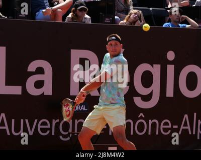 Alex Molcan (SKK) im Einsatz gegen Jo-Wilfried Tsonga (FRA) während der Runde 32 beim Open Parc Auvergne-Rhone-Alpes Lyon 2022, ATP 250 Tennisturnier am 16. Mai 2022 im Parc de la Tete d'Or in Lyon, Frankreich - Foto: Patrick Cannaux/DPPI/LiveMedia Stockfoto