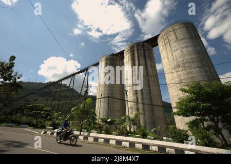 Kohlesilo in Sawahlunto, einer ehemaligen Kohlebergbaustadt, die Ende des 19.. Jahrhunderts von niederländischen Kolonialisten in West-Sumatra, Indonesien, gegründet wurde. Stockfoto