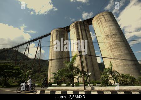 Kohlesilo in Sawahlunto, einer ehemaligen Kohlebergbaustadt, die Ende des 19.. Jahrhunderts von niederländischen Kolonialisten in West-Sumatra, Indonesien, gegründet wurde. Stockfoto