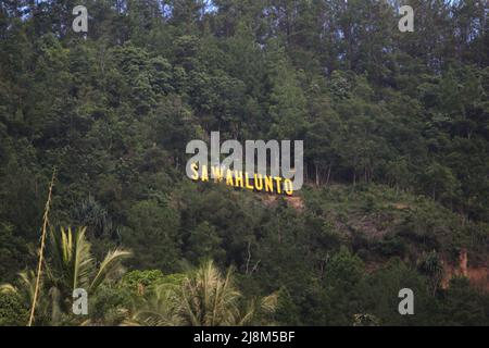 Sawahlunto unterzeichnet auf dem Hang eines Hügels in Sawahlunto, einer ehemaligen Stadt für den Kohlebergbau, die Ende des 19.. Jahrhunderts von niederländischen Kolonialisten in West-Sumatra, Indonesien, gegründet wurde. Stockfoto