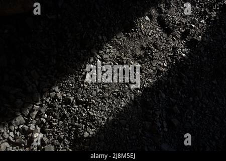 Kohlestücke in einem kohlebefeuerten Dampfgenerator im Museum Goedang Ransoem, die während des kolonialen Kohlebergbaus in Sawahlunto, einer ehemaligen Kohlebergbaustadt, die Ende des 19.. Jahrhunderts von niederländischen Kolonialisten in West-Sumatra, Indonesien, gegründet wurde, zum Kochen verwendet wurden. Stockfoto