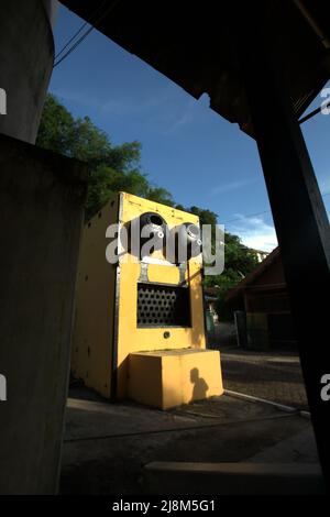 Kohlebefeuerte Dampfeinheit im Museum Goedang Ransoem, die während des kolonialen Kohlebergbaus in Sawahlunto, einer ehemaligen Kohlebergbaustadt, die Ende des 19.. Jahrhunderts von niederländischen Kolonialisten in West-Sumatra, Indonesien, gegründet wurde, zum Kochen verwendet wurde. Stockfoto