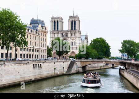 Paris, Frankreich - 21. Juli 2010 : Bootstour auf der seine, die sich der Kathedrale Notre-Dame nähert. Stockfoto