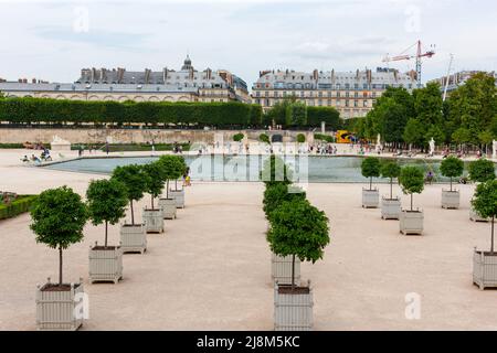 Paris, Frankreich - 21. Juli 2010 : Jardin des Tuileries und Bassin achteckig. Tuileries Garden mit einem achtseitigen Teich. Stockfoto