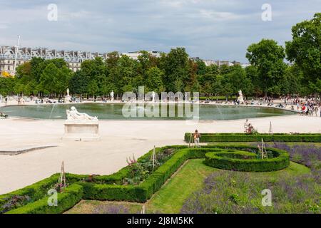 Paris, Frankreich - 21. Juli 2010 : Jardin des Tuileries mit Bassin Octagon. Tuilerien-Garten mit einem achtseitigen Teich. Stockfoto