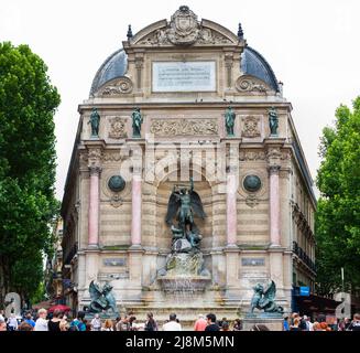 Paris, Frankreich - 21. Juli 2010 : Fontaine Saint-Michel. Brunnen von Saint Michael, kulturelles Wahrzeichen und beliebter Treffpunkt. Stockfoto