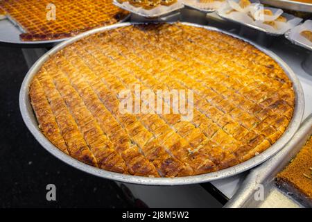 arabische Süßigkeiten und Dessert, Baklava oder Baklawa Nahaufnahme Stockfoto