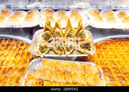 Verschiedene arabische Süßigkeiten Baklava, Dessert, Gebäck und Bäckerei Stockfoto