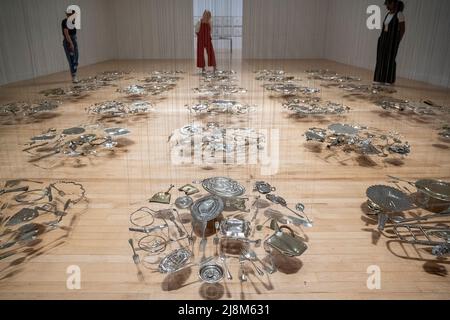 London, Großbritannien. 17 Mai 2022. Mitarbeiter sehen 'Thirty Pieces of Silver', 1988-9, von Cornelia Parker bei der Vorschau einer neuen Ausstellung von Cornelia Parker in der Tate Britain. Es ist der erste große Überblick über die Werke des Künstlers in London mit über 90 Exponaten, die Installationen, Skulpturen, Film, Fotografie und Zeichnungen umfassen, und zwar in einer Ausstellung, die vom 18. Mai bis zum 16. Oktober 2022 stattfindet. Kredit: Stephen Chung / Alamy Live Nachrichten Stockfoto