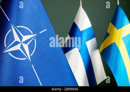 KIEW, UKRAINE - 17. Mai 2022. Flaggen der NATO, Finnlands und Schwedens, die dem Bündnis beitreten. Stockfoto