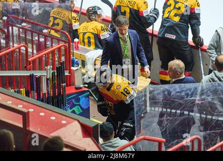 Helsinki, Finnland, 16. Mai 2022, Tim Stützle Nr.18 von Deutschland Verletzung mit Dr. Fabian BLANKE, DEB Mannschaftsarzt, Teamarzt, Facharzt für Orthopädie und Unfallchirurgie, im Spiel DEUTSCHLAND - FRANKREICH 3-2 der IIHF EISHOCKEY-WELTMEISTERSCHAFT Gruppe B in Helsinki, Finnland, 16. Mai 2022, Staffel 2021/2022 © Peter Schatz / Alamy Live News Stockfoto