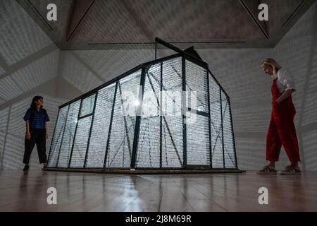 London, Großbritannien. 17 Mai 2022. Mitarbeiter sehen „Island“, 2022, von Cornelia Parker bei der Vorschau auf eine neue Ausstellung von Cornelia Parker in der Tate Britain. Es ist der erste große Überblick über die Werke des Künstlers in London mit über 90 Exponaten, die Installationen, Skulpturen, Film, Fotografie und Zeichnungen umfassen, und zwar in einer Ausstellung, die vom 18. Mai bis zum 16. Oktober 2022 stattfindet. Kredit: Stephen Chung / Alamy Live Nachrichten Stockfoto