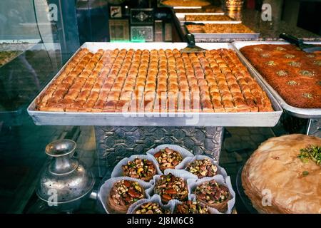 Auswahl an arabischen Süßigkeiten und Dessert, Baklava in Gebäck und Bäckerei Stockfoto