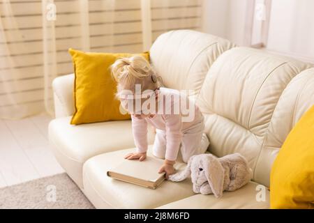 Cochlea-Implantat für Babys. Taubes Kind mit Hörgerät zu Hause - Diversity-Konzept Stockfoto