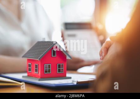 Immobilienmakler erklären Versicherung und Vereinbarung Vertrag dem Kunden vor Unterzeichnung Vertrag. Stockfoto