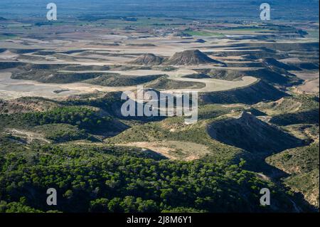 Landschaft von Bardenas reales Nationalpark mit Flecken von Ackerland, Bardenas reales Nationalpark, Navarro, Spanien. Stockfoto