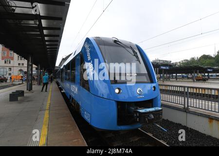 Prag, Tschechische Republik. 17.. Mai 2022. Am 17. Mai 2022 fand auf dem Hauptbahnhof in Prag, Tschechische Republik, die Präsentation des weltweit ersten Wasserstoff-Personenzuges Coradia iLint statt, der vom Eisenbahnhersteller Alstom in Zusammenarbeit mit dem nationalen Eisenbahnunternehmen Ceske drahy (Tschechische Eisenbahn; CD) organisiert wurde. Kredit: Katerina Sulova/CTK Foto/Alamy Live Nachrichten Stockfoto