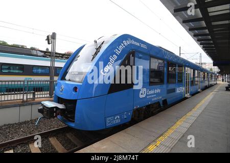 Prag, Tschechische Republik. 17.. Mai 2022. Am 17. Mai 2022 fand auf dem Hauptbahnhof in Prag, Tschechische Republik, die Präsentation des weltweit ersten Wasserstoff-Personenzuges Coradia iLint statt, der vom Eisenbahnhersteller Alstom in Zusammenarbeit mit dem nationalen Eisenbahnunternehmen Ceske drahy (Tschechische Eisenbahn; CD) organisiert wurde. Kredit: Katerina Sulova/CTK Foto/Alamy Live Nachrichten Stockfoto