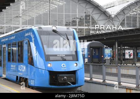 Prag, Tschechische Republik. 17.. Mai 2022. Am 17. Mai 2022 fand auf dem Hauptbahnhof in Prag, Tschechische Republik, die Präsentation des weltweit ersten Wasserstoff-Personenzuges Coradia iLint statt, der vom Eisenbahnhersteller Alstom in Zusammenarbeit mit dem nationalen Eisenbahnunternehmen Ceske drahy (Tschechische Eisenbahn; CD) organisiert wurde. Kredit: Katerina Sulova/CTK Foto/Alamy Live Nachrichten Stockfoto