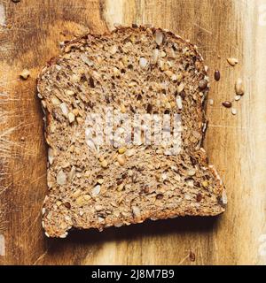 Direkt über dem Schuss einer Scheibe Vollkornbrot, Soja und Leinbrot Stockfoto