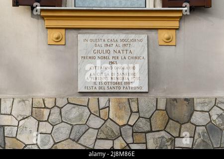 Gedenktafel an der façade des Hauses, in dem 1963 der Nobelpreis für Chemie, Giulio Natta, an der Uferpromenade von Sanremo, Imperia, Ligurien, Stockfoto