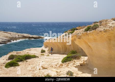 Die aufgehobene geschichtete Wellenschnittkerbe auf Kreta, Griechenland, zeigt, dass das Land angehoben wurde oder der Meeresspiegel gesunken ist Stockfoto