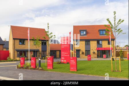 Taylor Wimpey Showhomes und Sales Information Center im Coopers Grange Wohnbau. Stockfoto