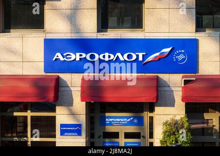 Minsk, Weißrussland - 24. März 2022: Aeroflot. Russisches Schild an der Fassade des Aeroflot-Repräsentantenbüros in Minsk Stockfoto