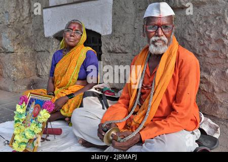 Ein Ehepaar von hinduistischen Sängern in Mumbai, Indien, bittet um Spenden an verschiedenen Orten im Geschäftsviertel von Bhuleshwar Stockfoto