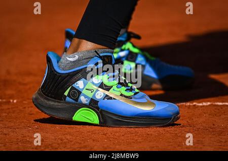 Paris, Frankreich. 17.. Mai 2022. Paris, Frankreich - 17. Mai 2022, Detail der Schuhe von Naomi OSAKA aus Japan während einer Trainingseinheit von Roland-Garros 2022, French Open 2022, Grand Slam Tennisturnier am 17. Mai 2022 im Roland-Garros-Stadion in Paris, Frankreich - Foto Matthieu Mirville/DPPI Credit: DPPI Media/Alamy Live News Stockfoto