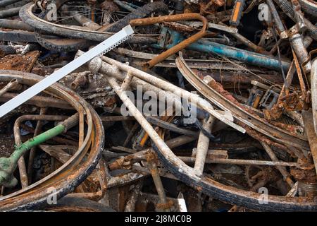 Aus dem See geborgen wurden Fahrräder und rostetes Metall Stockfoto