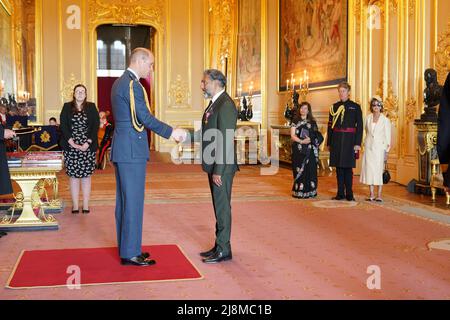Nitin Ganatra wird vom Herzog von Cambridge in Windsor Castle zum OBE (Offizier des Order of the British Empire) ernannt. Bilddatum: Dienstag, 17. Mai 2022. Stockfoto