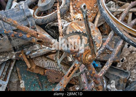 Aus dem See geborgen wurden Fahrräder und rostetes Metall Stockfoto