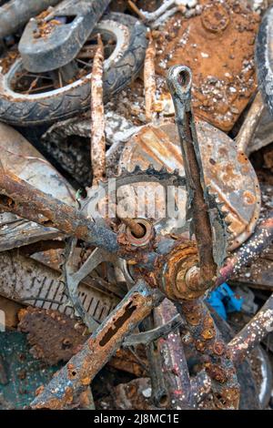 Aus dem See geborgen wurden Fahrräder und rostetes Metall Stockfoto